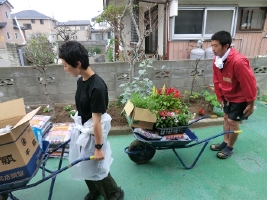 10. 山形の農家さんからハーブの寄せ植えセットをいただき、近隣の方にお届けしました。