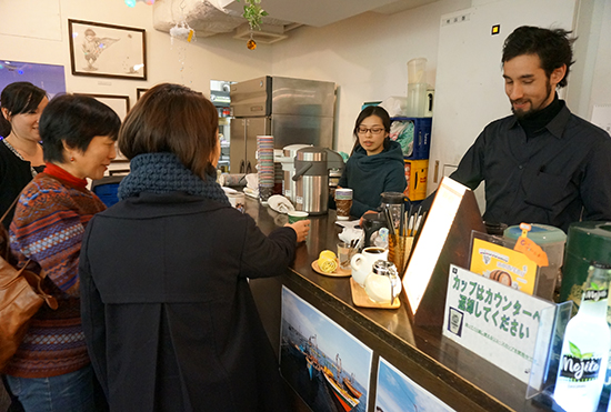 ドリンクカウンターでは南部ルフナ産の無農薬アールグレイ紅茶をお召し上がりいただきました