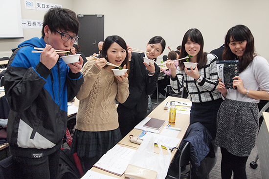 わかめしゃぶしゃぶを食べる大学生のみなさん