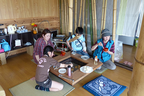 囲炉裏で焼きおにぎりに挑戦！