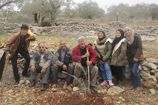 ムハンマド・ターヘルさん（左から3人目）とボランティアの皆さん。農業専門家サーデクとアブー・サリさんも一緒に