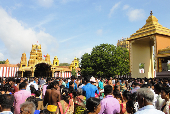 大勢の人出で混雑するナッルール寺院の正門前
