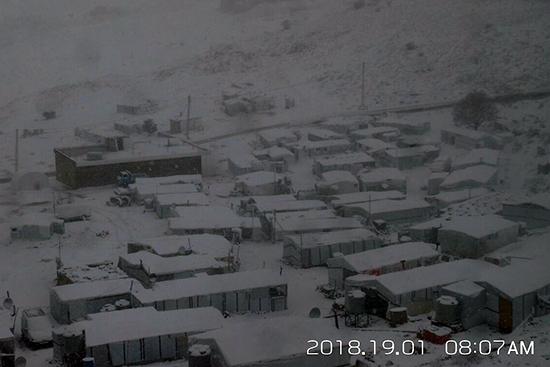 1月18日夜、吹雪に覆われたレバノン山岳部。この日非正規のルートによりシリアからレバノンへと入国しようと試みたシリア人グループの13名が凍死して発見されるという非常に悲しい出来事がありました。死者数は今現在も増え続けています。