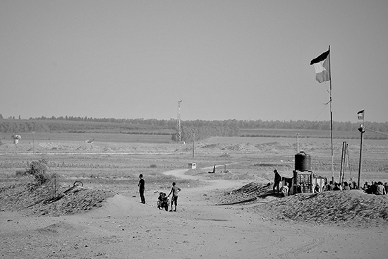 境界線沿いにたたずむ少年たち（写真提供：PARC Gaza）