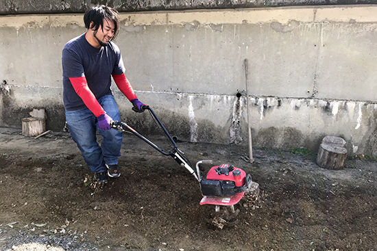 固い土をほぐすのに大活躍の耕耘機