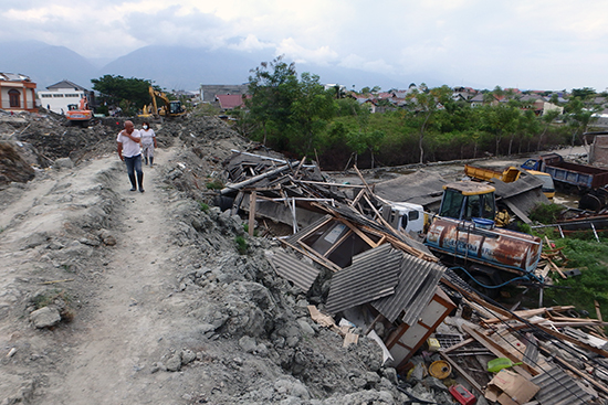 坂を上って被災地を見て回ったのですが、災害発生前は右側と同じ平らな場所でした。災害発生時を容易に想像できない光景です。