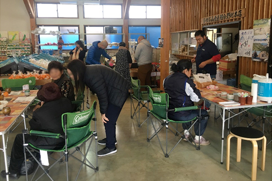 ほっこりカフェの様子。道の駅のような地元産品を販売するお店の一角を借りています。