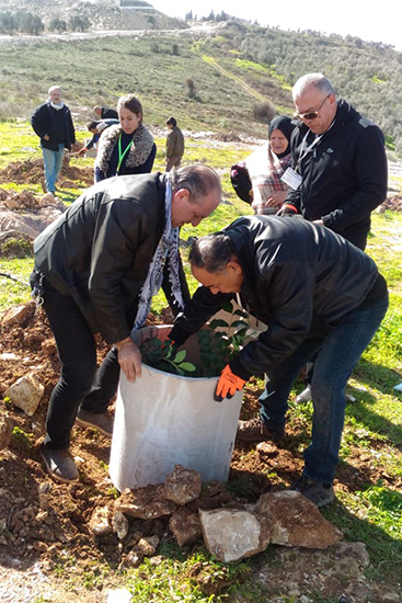 パレスチナのシンボルクーフィーヤを巻いた北アシーラ村長も植樹会で汗を流す