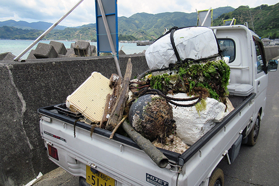 回収したごみ。トラックの荷台に山盛り