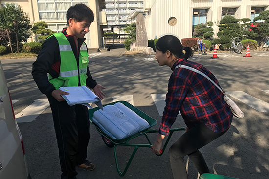 土嚢袋と一輪車を栃木市災害ボランティアセンターに提供