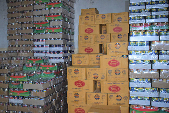 提携団体の倉庫に集められた1,700世帯分の食糧