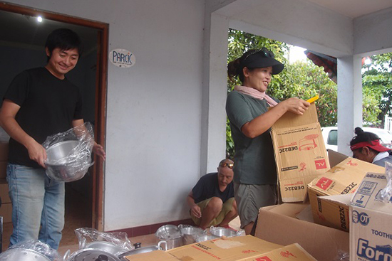 コロナ対策で現地スタッフが自宅待機のため、日本人ボランティアで提供物 資の準備
