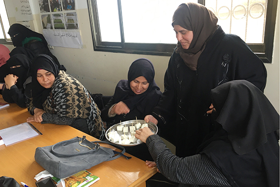 製造工程をすべて終えた後は、作ったホワイトチーズの試食タイム。美味しそう！