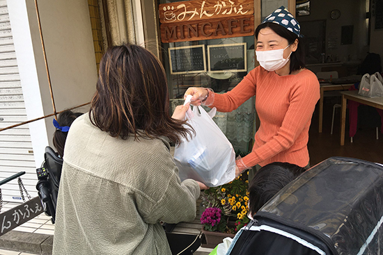 室内での密を避けて、外でお渡し