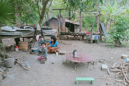 森の中の国内避難民の家　ミャンマー